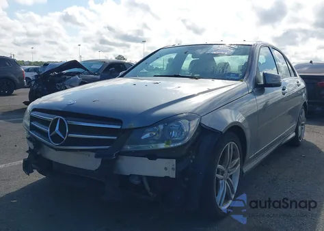 2014 Mercedes-Benz C 300 Sport 4Matic z USA, uszkodzony, nr VIN WDDGF8ABXEG231794